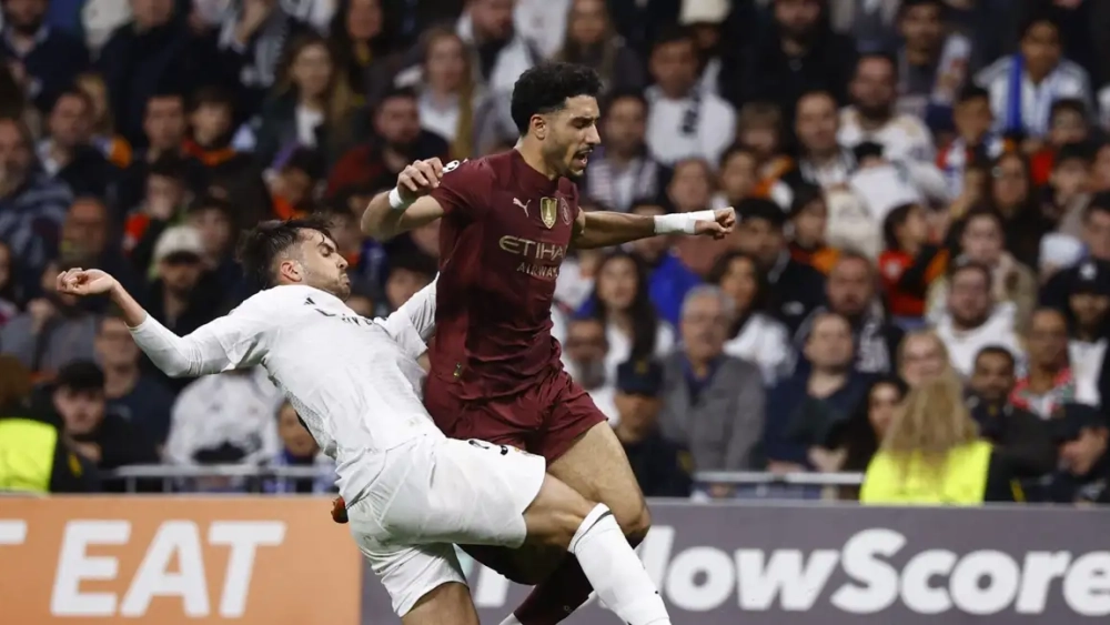 Raúl Asencio cortando una jugada frente al Manchester City