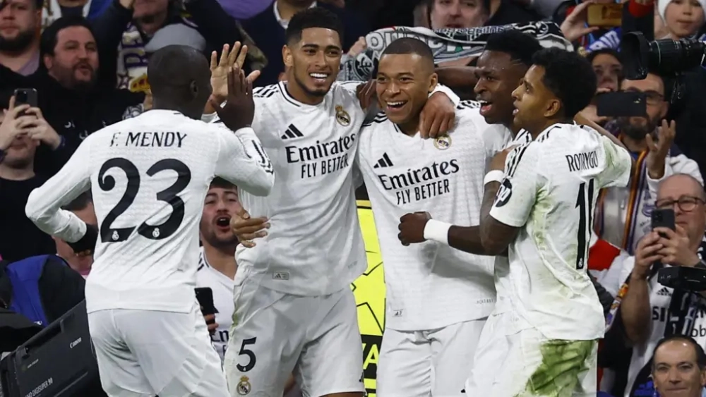 Jugadores del Real Madrid celebrando un gol de Mbappé Jugadores del Real Madrid celebrando un gol de Mbappé