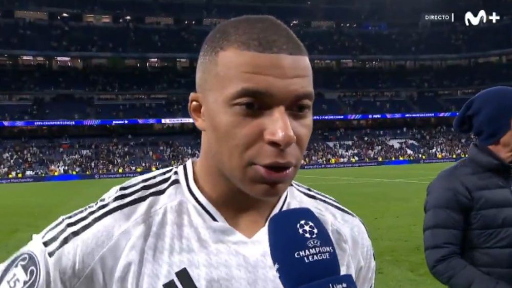 Mbappé atendiendo a los medios de comunicación Mbappé atendiendo a los medios de comunicación
