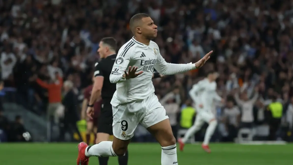 Mbappé celebrando su primer gol Mbappé celebrando su primer gol