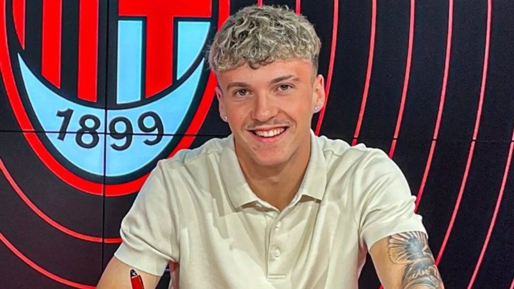 Alejandro Jiménez firmando su contrato con el Milan. Alejandro Jiménez firmando su contrato con el Milan.