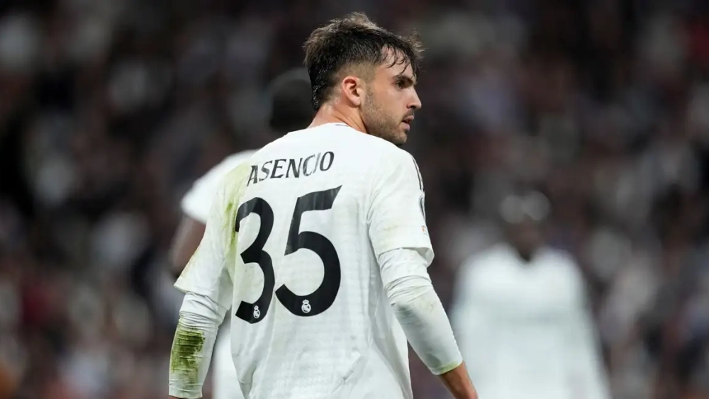 Raúl Asencio durante un partido con el Real Madrid en el Santiago Bernabéu.  Raúl Asencio durante un partido con el Real Madrid en el Santiago Bernabéu.