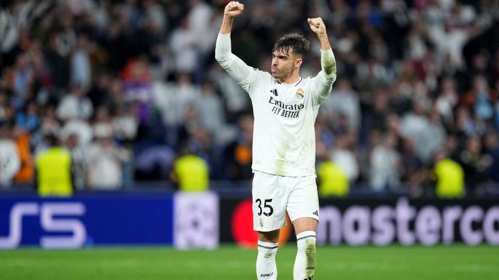 Raúl Asencio, celebrando este miércoles el pase a octavos de la Champions tras eliminar al Manchester City.