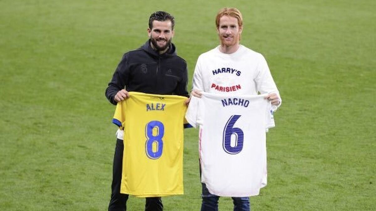 Nacho y Álex Fernández, intercambiando las camisetas en un Cádiz-Real Madrid Nacho y Álex Fernández, intercambiando las camisetas en un Cádiz-Real Madrid