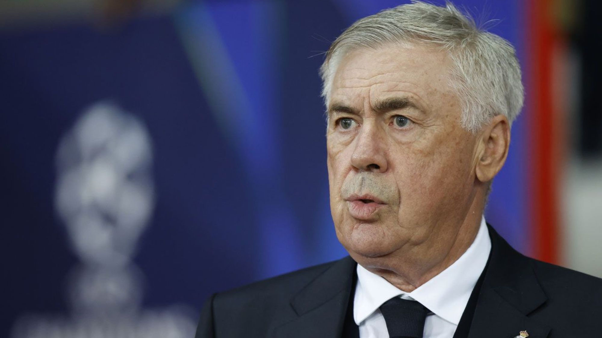 Carlo Ancelotti, con rostro serio, podría dejar el Real Madrid a final de temporada después de haber recibido una oferta relevante.