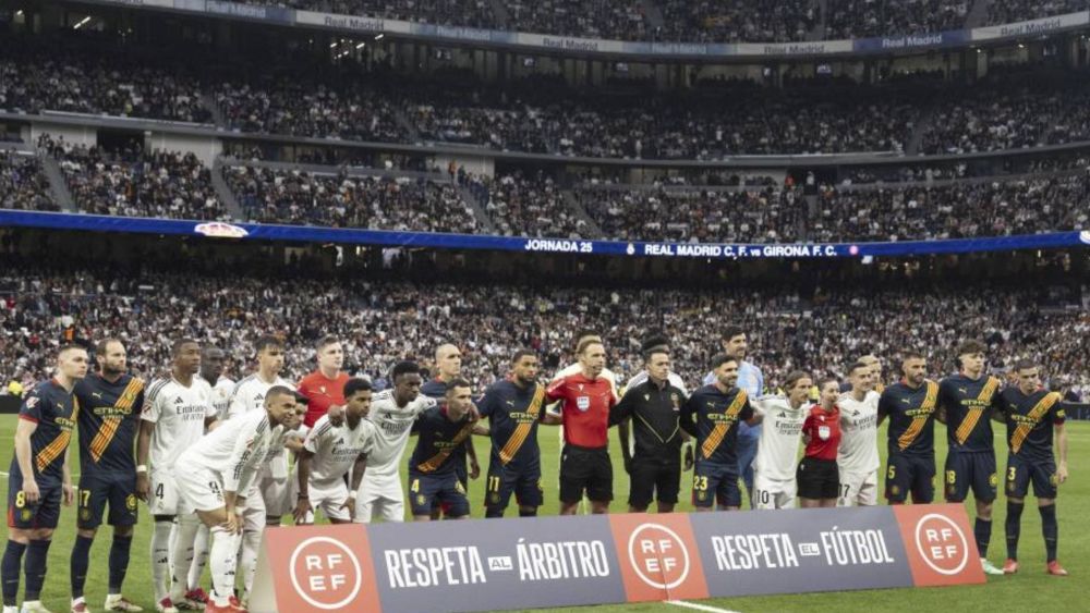 El momento en el que los jugadores de ambos equipos posan con la pancarta a favor de los árbitros. El momento en el que los jugadores de ambos equipos posan con la pancarta a favor de los árbitros.