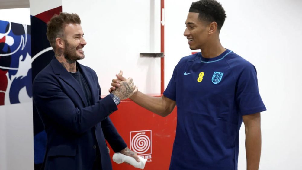 David Beckham y Jude Bellingham, saludándose durante un partido de la Selección inglesa.