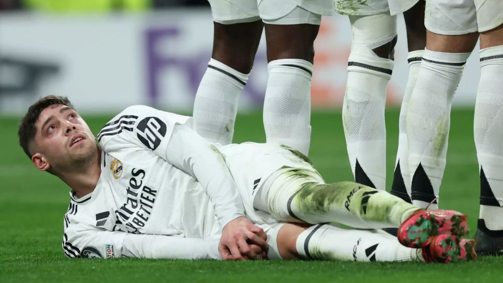 Fede Valverde, en el suelo ejerciendo de barrera ante una falta en contra, podría causar baja para el partido de este fin de semana contra el Betis. Fede Valverde, en el suelo ejerciendo de barrera ante una falta en contra, podría causar baja para el partido de este fin de semana contra el Betis.