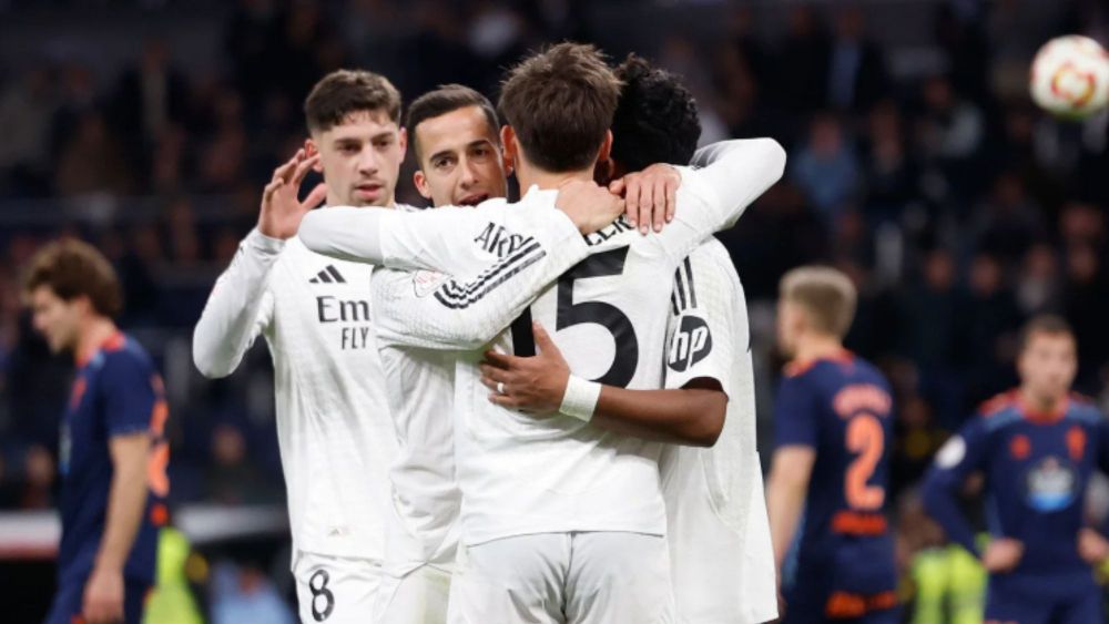 Lucas Vázquez celebrando un gol junto al resto de sus compañros