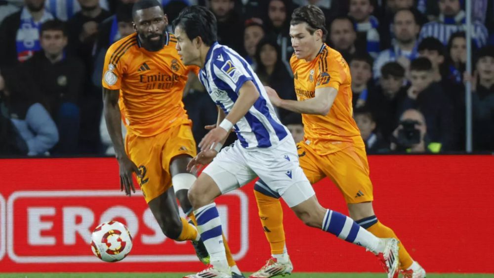 Take Kubo, el jueves en Anoeta, en el partido contra el Madrid, defendido por Antonio Rüdiger y Fran García.