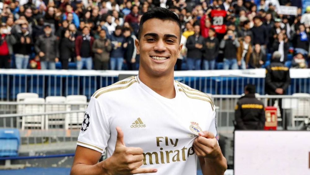 Reinier, en su presentación como jugador del Real Madrid en el Santiago Bernabéu. Reinier, en su presentación como jugador del Real Madrid en el Santiago Bernabéu.