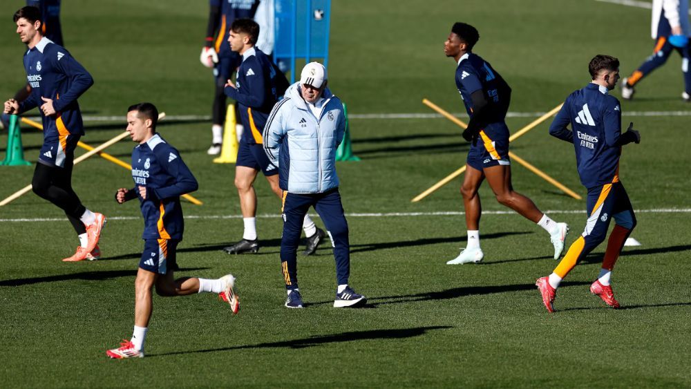 Carlo Ancelotti, junto a sus jugadores, entre los que destacan Lucas Vázquez y Fede Valverde, dos opciones distintas para el carril derecho frente al Atlético.