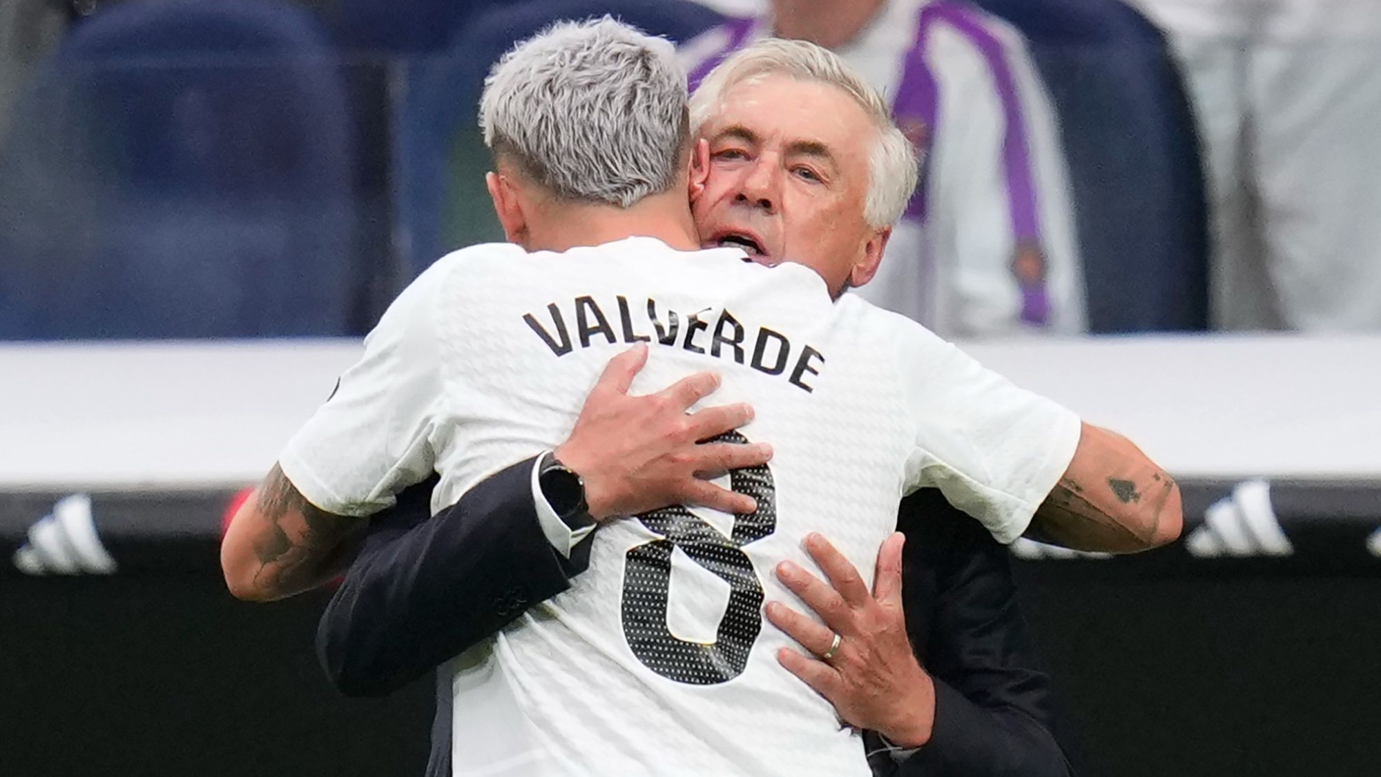 Carlo Ancelotti y Fede Valverde, abrazándose tras un gol del jugador en un partido de esta temporada.