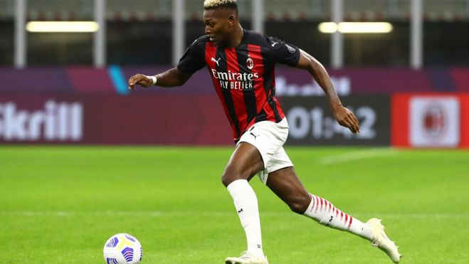 Rafael Leao conduciendo el balón