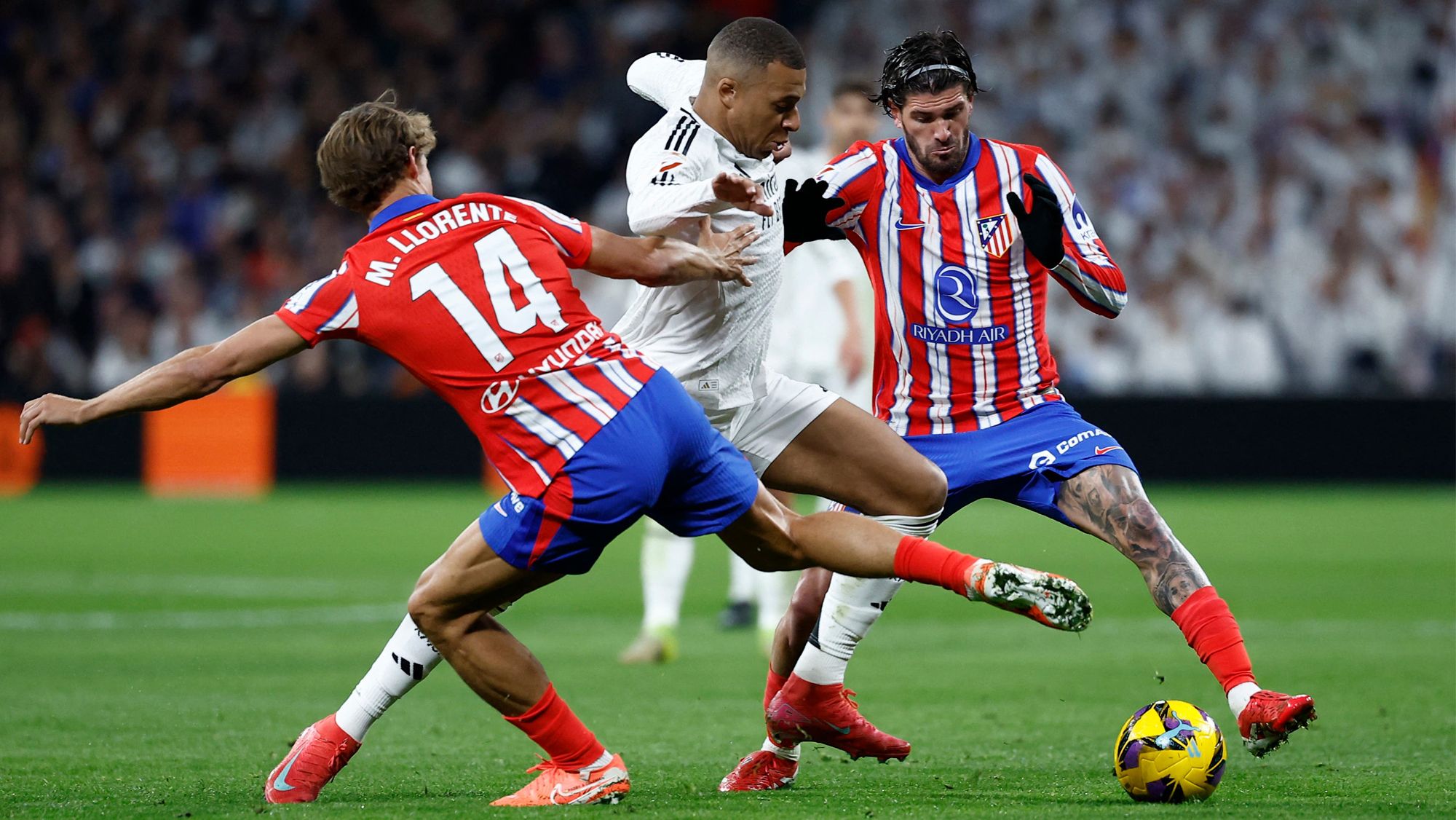Kylian Mbappé enfrentándose al Atlético de Madrid en el partido de Liga en el Bernabéu.