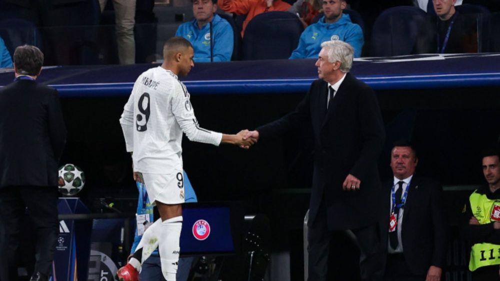 Kylian Mbappé habló con Carlo Ancelotti tras el partido contra el Atlético, donde no acabó muy contento consigo mismo. Kylian Mbappé habló con Carlo Ancelotti tras el partido contra el Atlético, donde no acabó muy contento consigo mismo.