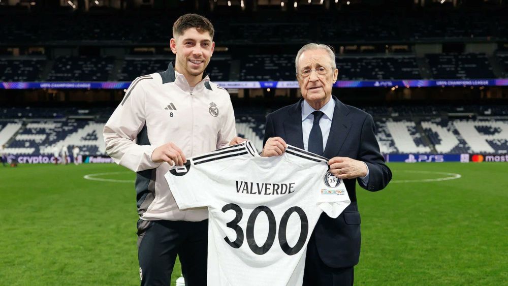 Valverde junto a Florentino y la camiseta de los 300 partidos