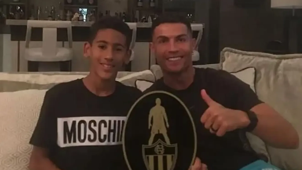 'JJ Gabriel junto a Cristiano Ronaldo.