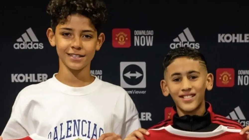 Cristiano Jr. y 'JJ' Gabriel posan con la camiseta del Manchester United.