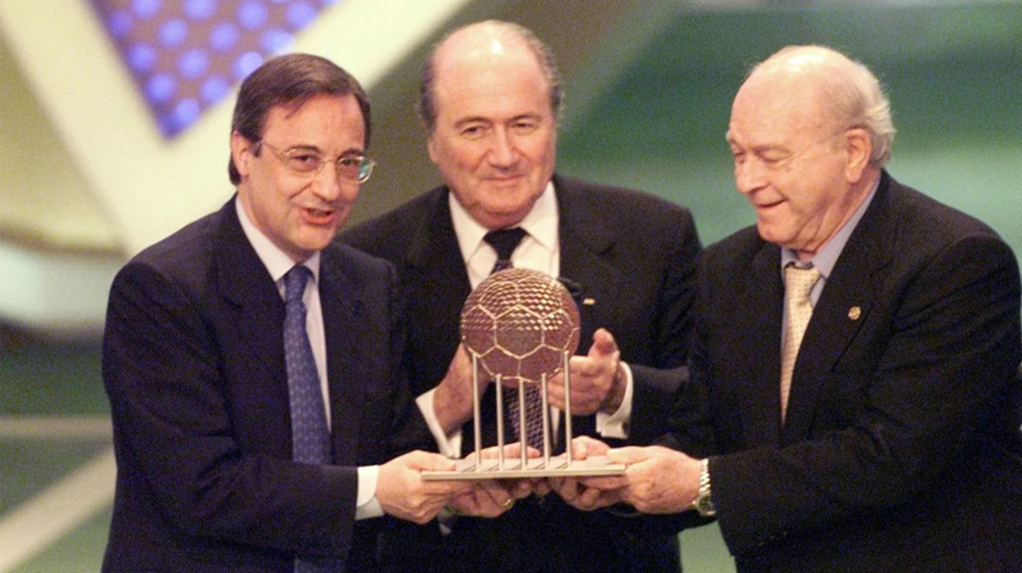 Florentino Pérez, Blatter y Alfredo Di Stéfano con el Premio a Mejor Club del Siglo XX.