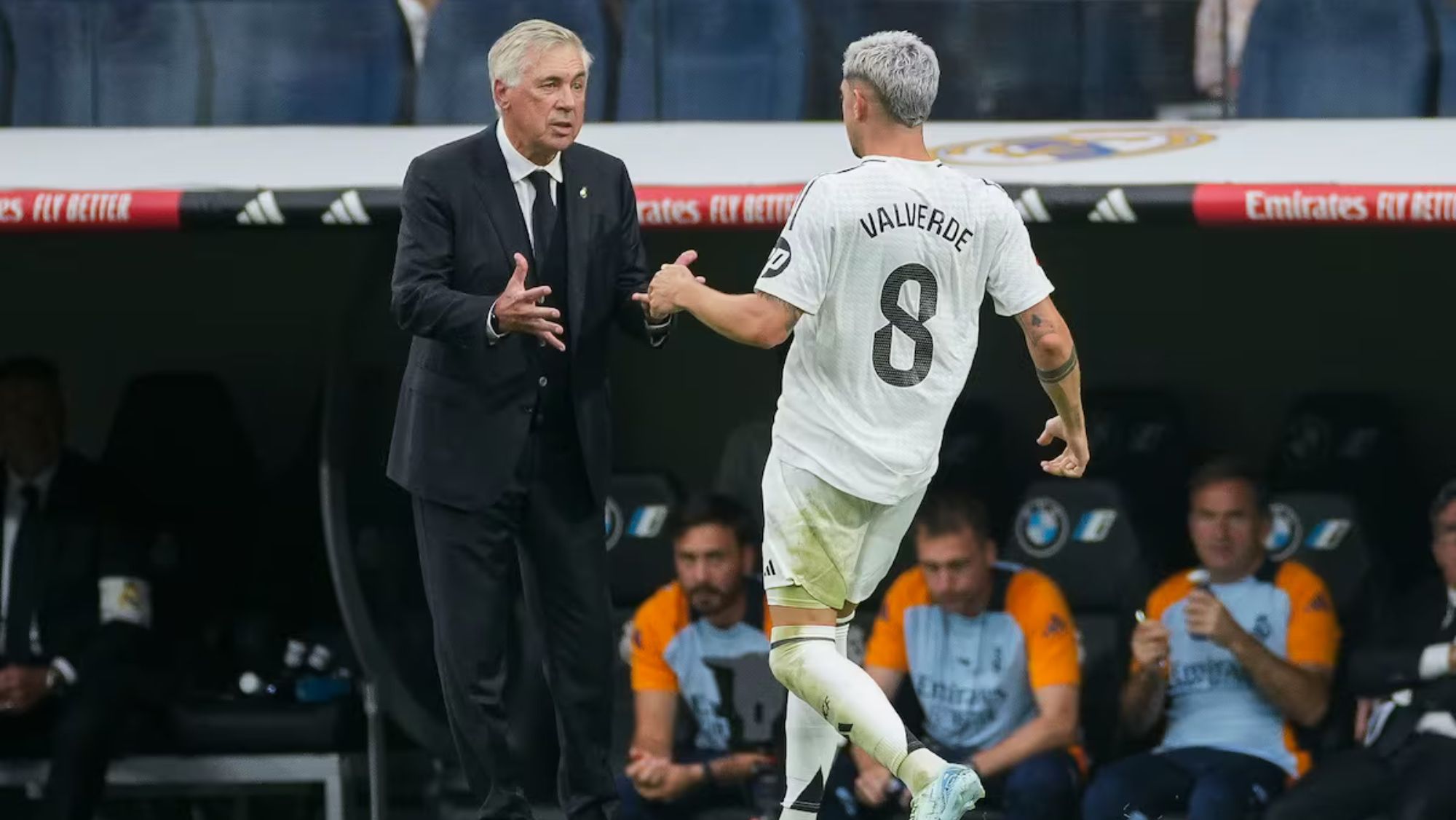 Carlo Ancelotti y Fede Valverde, en el área técnica del Santiago Bernabéu durante un partido de esta temporada.