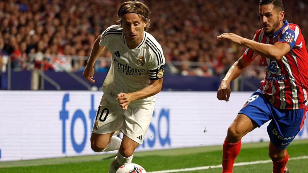 Luka Modric, en un derbi reciente contra el Atlético, en una jugada en la que se marcha de Koke. Luka Modric, en un derbi reciente contra el Atlético, en una jugada en la que se marcha de Koke.