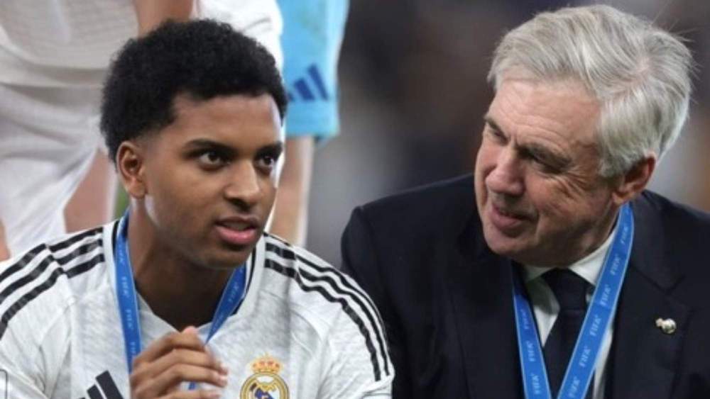 Rodrygo y Carlo Ancelotti, sonrientes, celebrando un título reciente con el Real Madrid. Rodrygo y Carlo Ancelotti, sonrientes, celebrando un título reciente con el Real Madrid.
