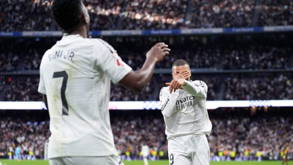 Vinicius Junior y Kylian Mbappé celebran un gol del Real Madrid durante un partido de esta temporada. Vinicius Junior y Kylian Mbappé celebran un gol del Real Madrid durante un partido de esta temporada.