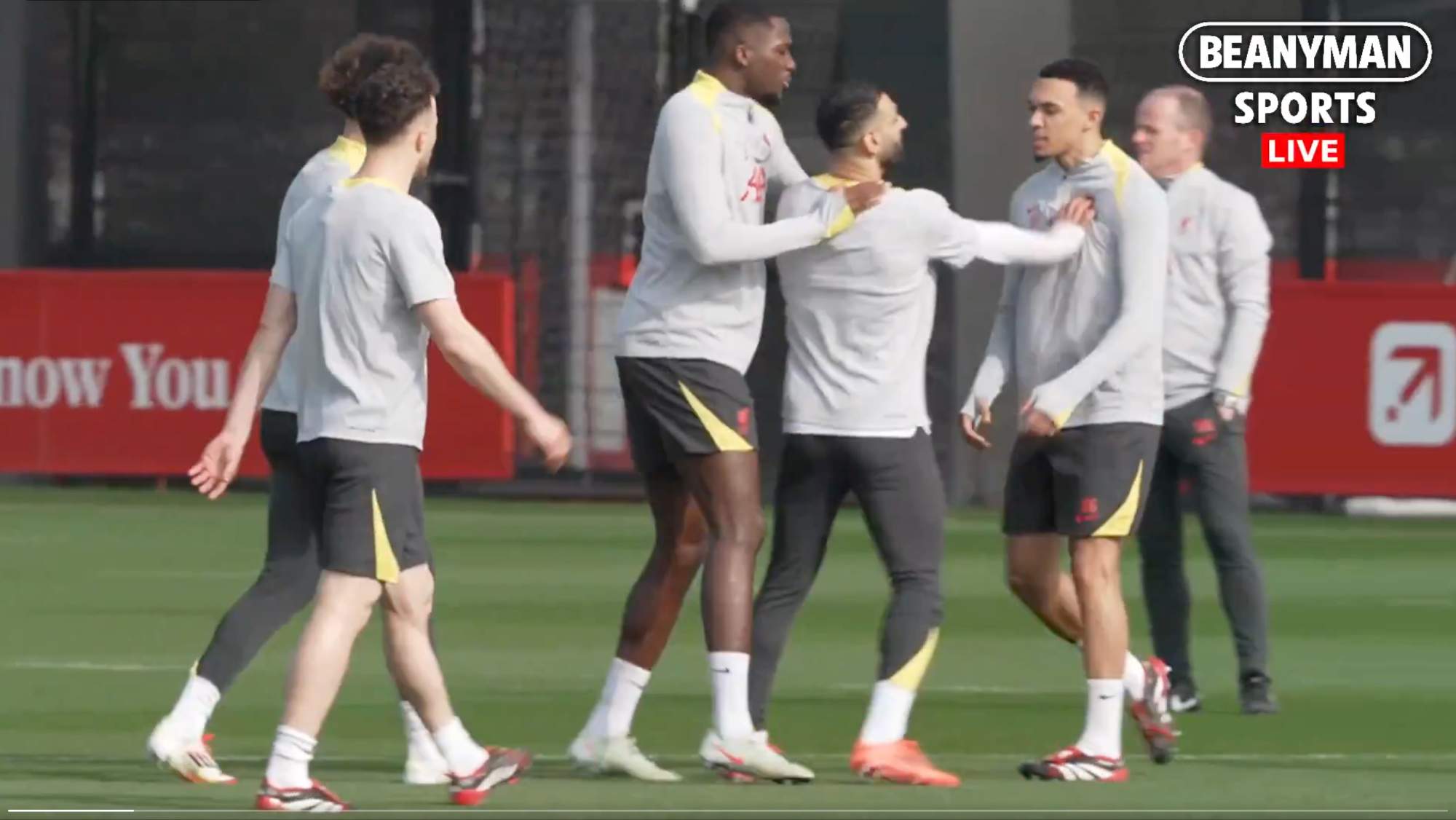 Trent Alexander-Arnold y Mohamed Salah han tenido una disputa durante el entrenamiento del Liverpool antes de medirse esta noche al PSG. Trent Alexander-Arnold y Mohamed Salah han tenido una disputa durante el entrenamiento del Liverpool antes de medirse esta noche al PSG.