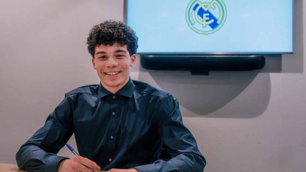 Enzo Alves firmando su último contrato con el Real Madrid Enzo Alves firmando su último contrato con el Real Madrid