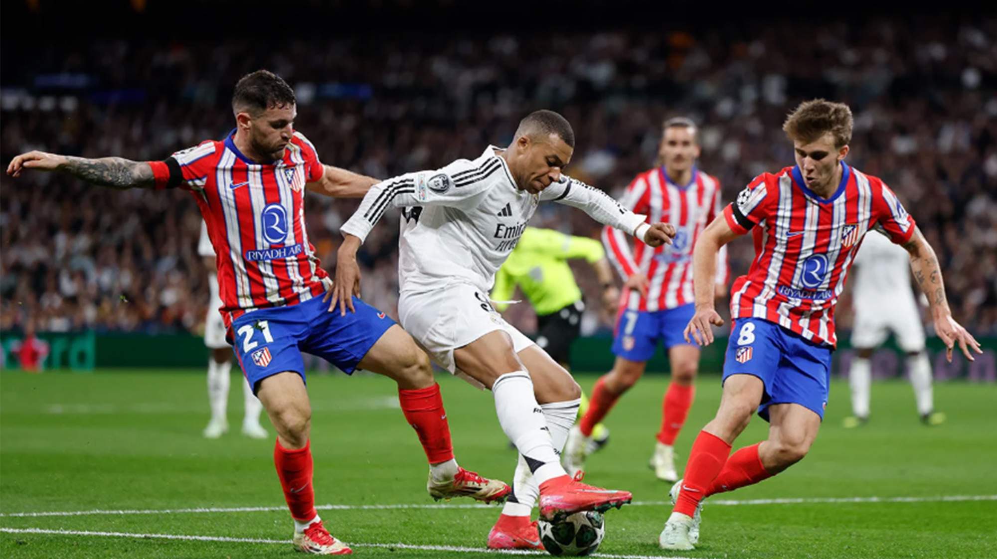 Kylian Mbappé enfrentándose al Atletico de Madrid en el Bernabéu en octavos de Champions.