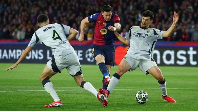 Robert Lewandowski, en un disparo, en el partido de este martes ante el Benfica.