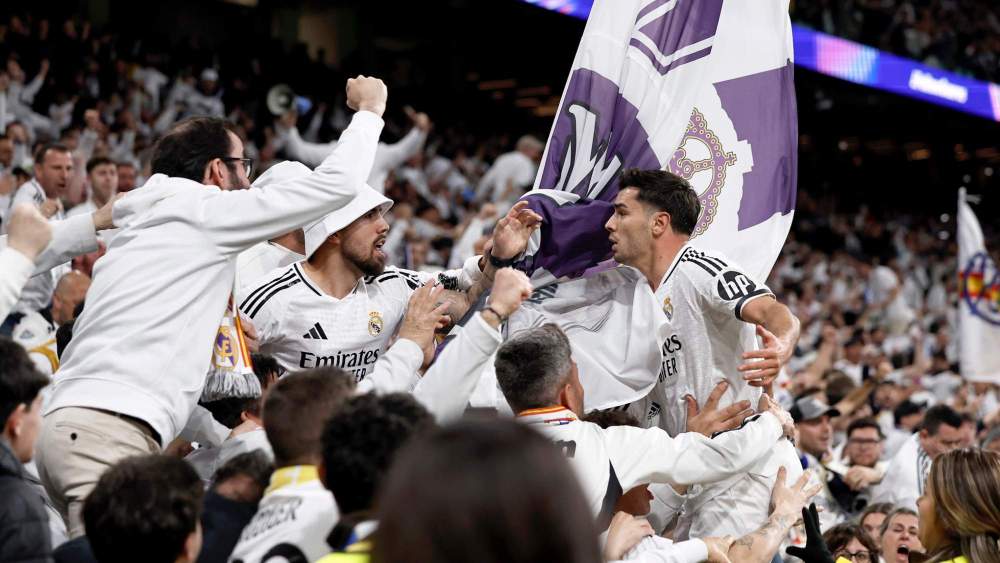 Brahim Díaz, celebrando su gol de la semana pasada con aficionados del Real Madrid.
