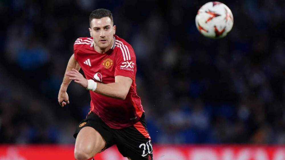 Diogo Dalot, en una disputa por un balón, durante un partido reciente con el Manchester United.