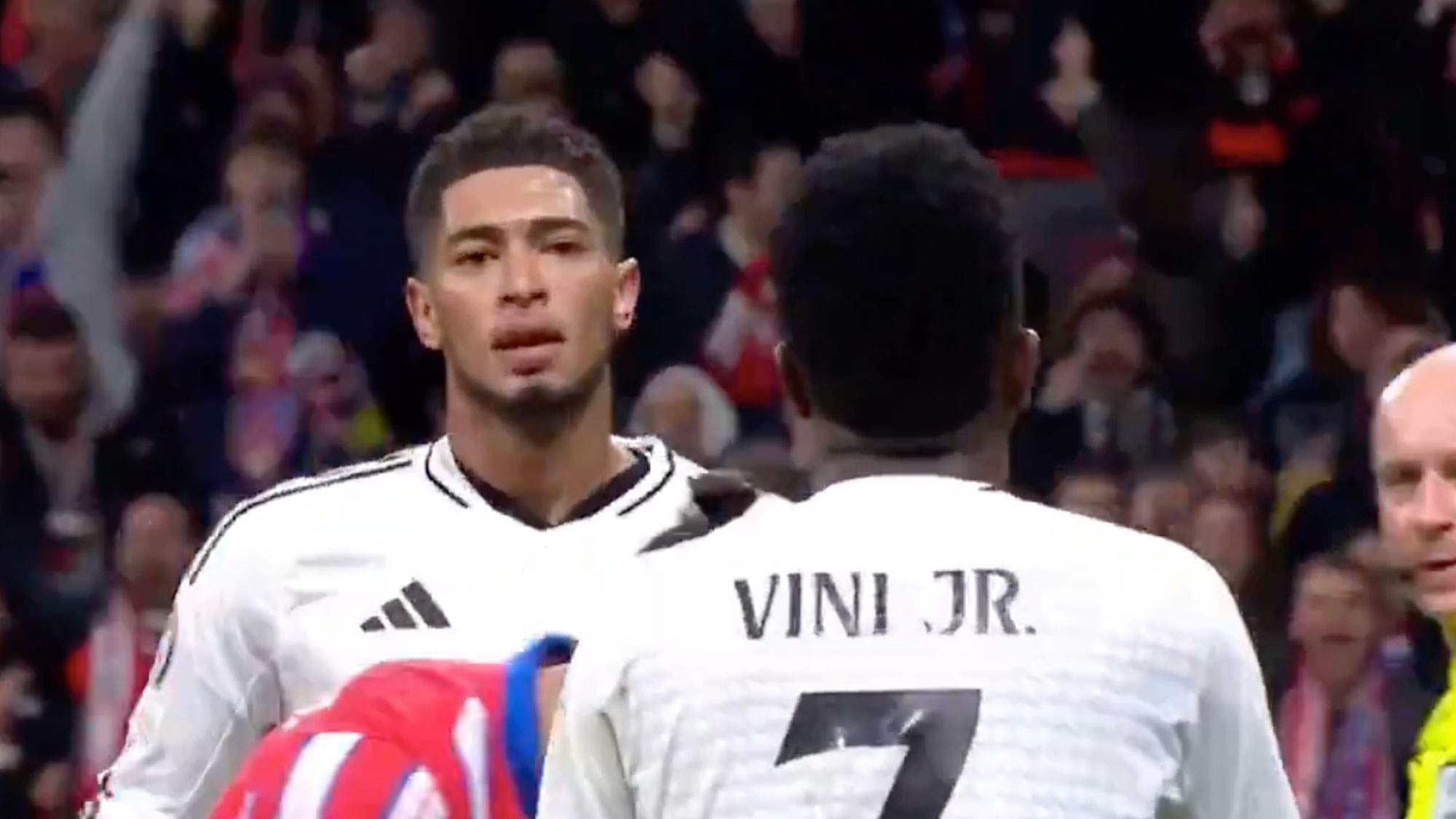 El llamativo gesto de Bellingham tras el fallo de Vinicius en el penalti El llamativo gesto de Bellingham tras el fallo de Vinicius en el penalti