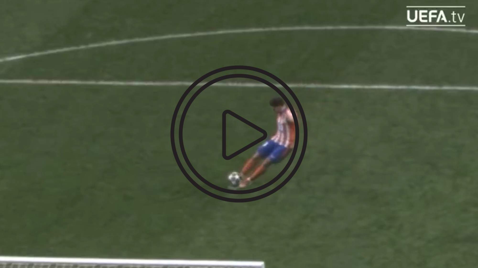 Julián Álvarez lanzando el penalti contra el Real Madrid. 