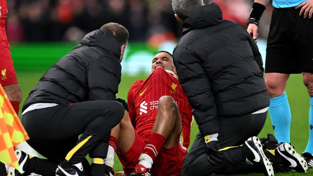 Trent Alexander Arnold retorciéndose de dolor Trent Alexander Arnold retorciéndose de dolor