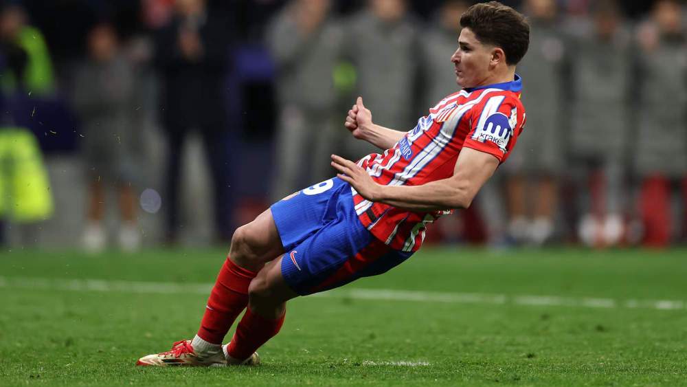 Julián Álvarez se resbala después de tirar su lanzamiento de penalti. Julián Álvarez se resbala después de tirar su lanzamiento de penalti.