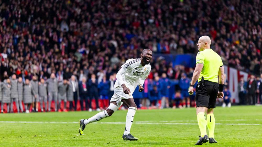 Antonio Rüdiger, delante de Szymon Marciniak, celebra el penalti convertido que le dio el Madrid el pase a los cuartos de Champions. Antonio Rüdiger, delante de Szymon Marciniak, celebra el penalti convertido que le dio el Madrid el pase a los cuartos de Champions.