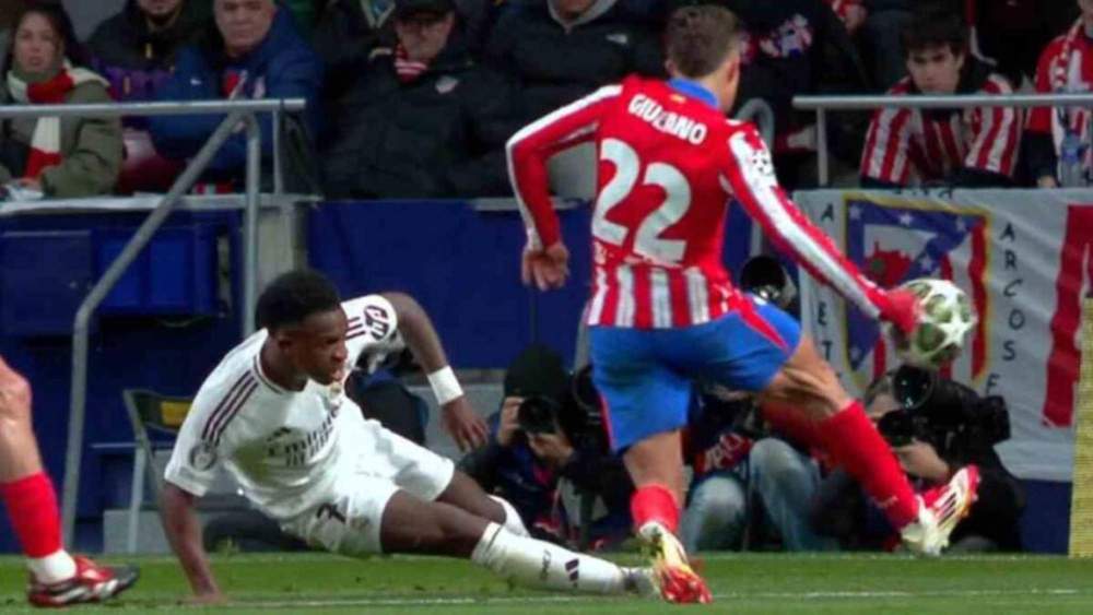 Mano de Giuliano Simeone dentro del área Mano de Giuliano Simeone dentro del área