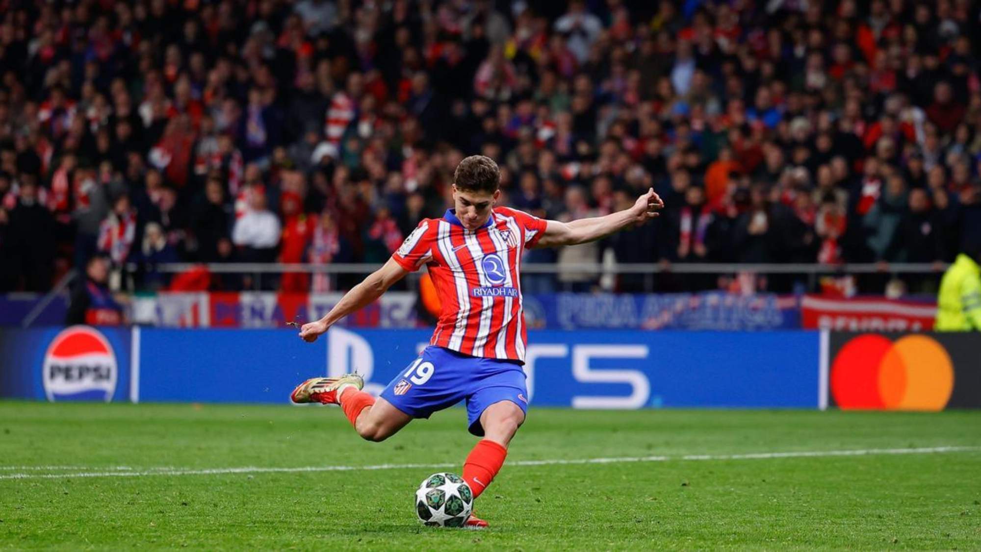 La afición del Atlético de Madrid sigue quejándose por el penalti de Julián