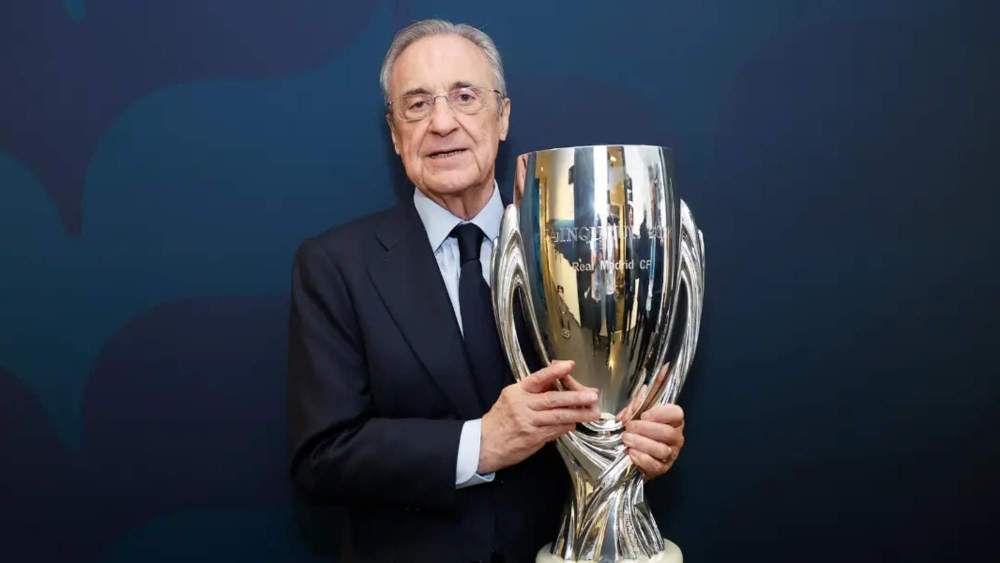 Florentino sosteniendo la Supercopa de Europa