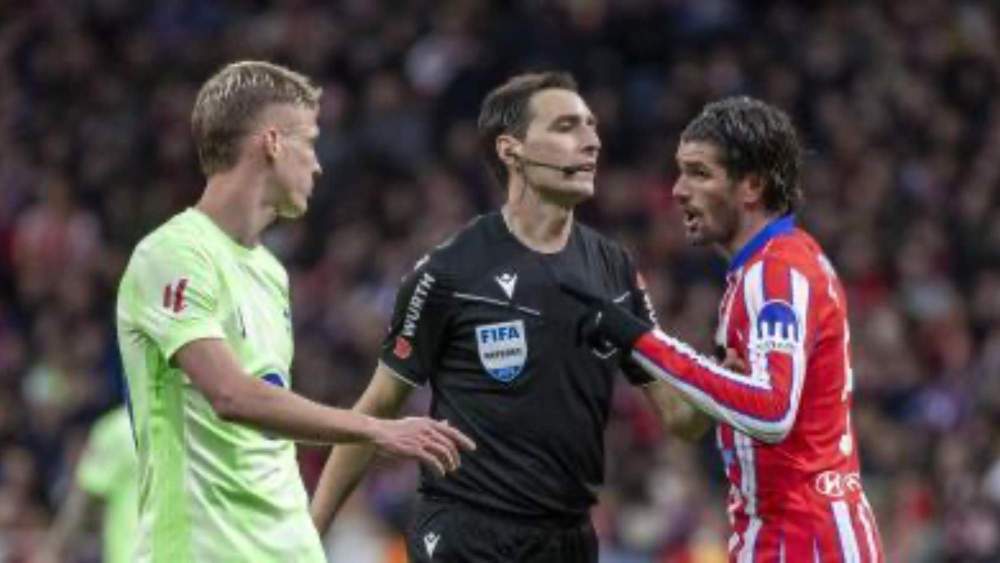 De Burgos Bengoetxea dirigió el partido del domingo pasado entre el Atlético y el Barcelona. De Burgos Bengoetxea dirigió el partido del domingo pasado entre el Atlético y el Barcelona.