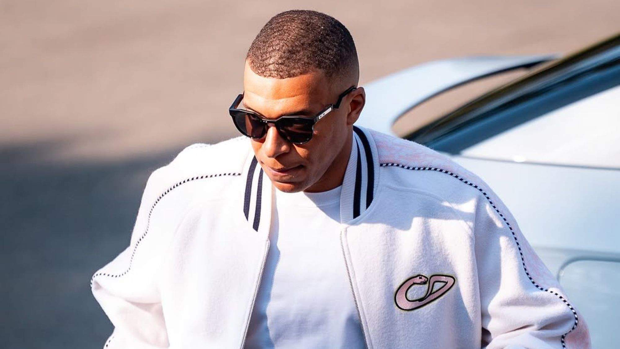 Mbappé llegando a la concentración de Francia con su sudadera exclusiva