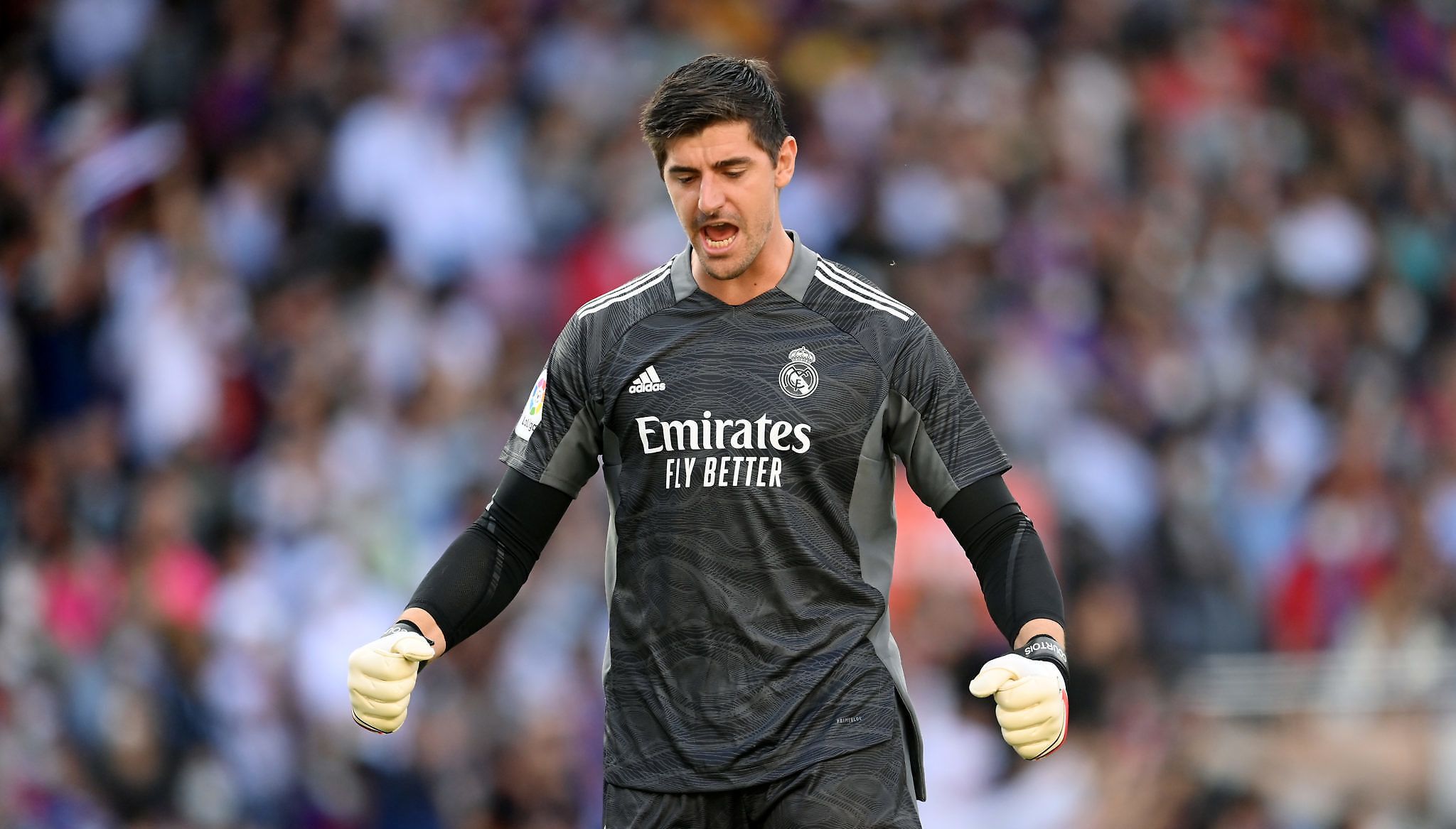 Courtois defendiendo la meta blanca 