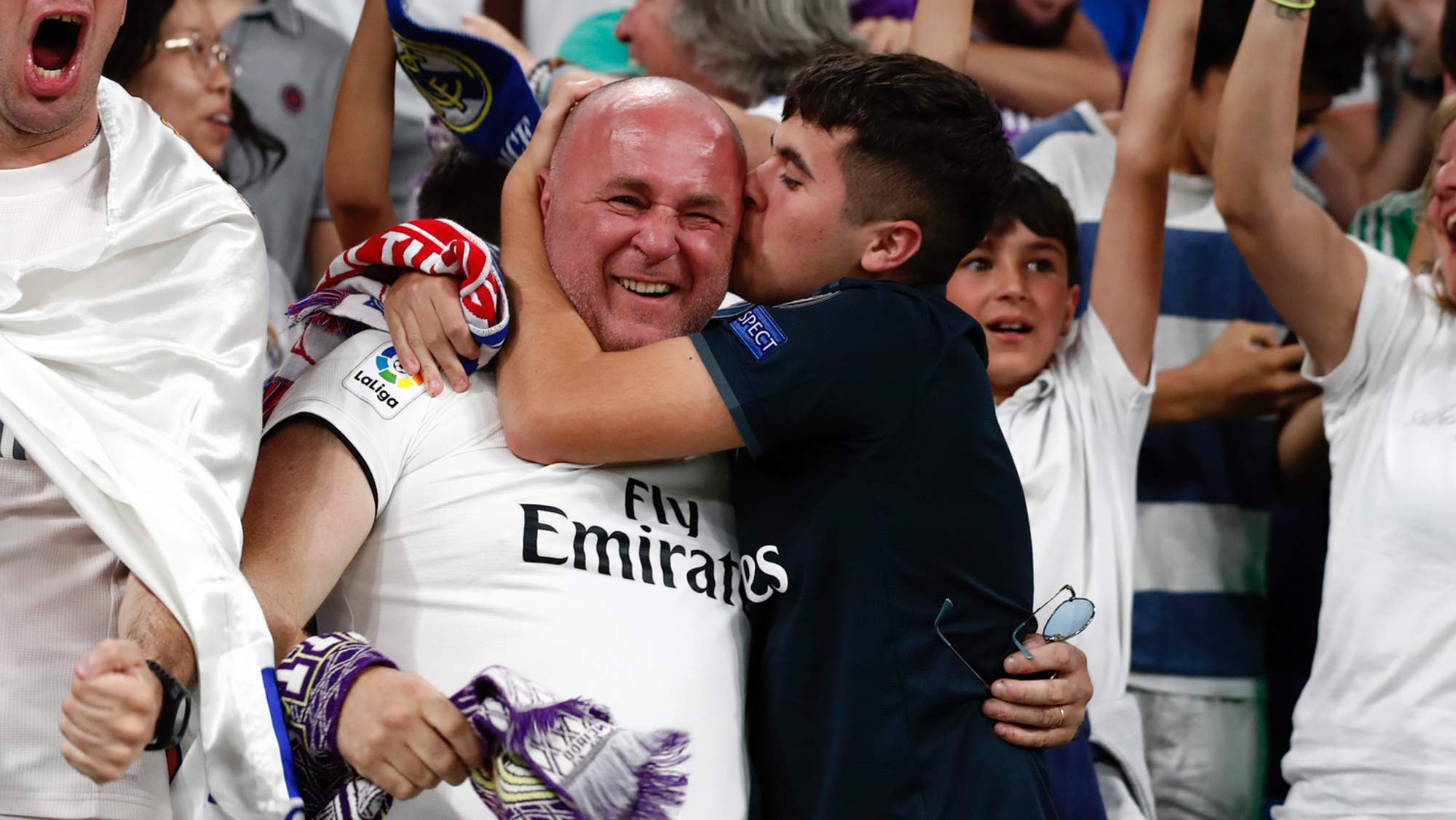 Un hijo, con su padre, en el Santiago Bernabéu.