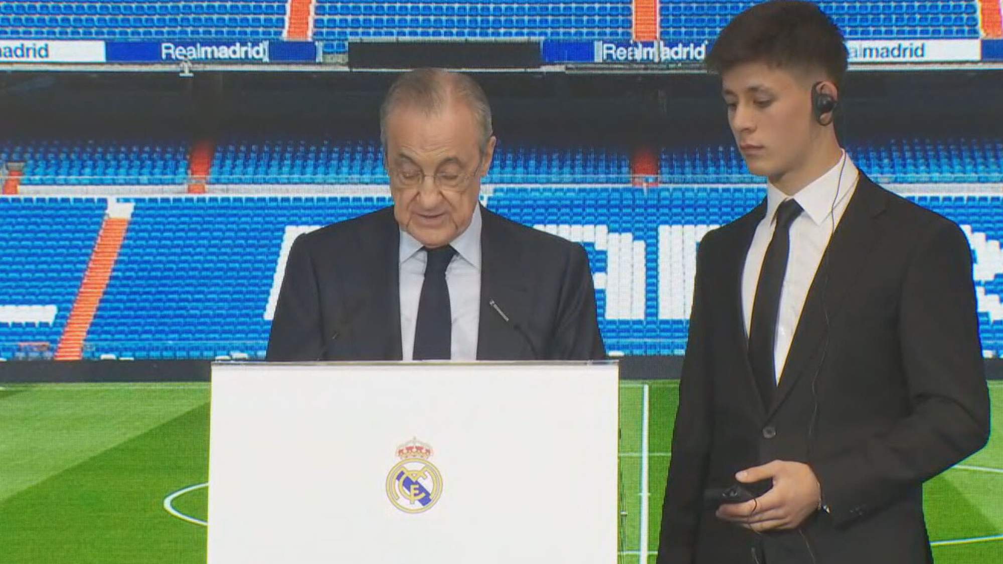 Florentino Pérez y Arda Güler, el día de la presentación de este último como jugador del Real Madrid, en verano de 2023.