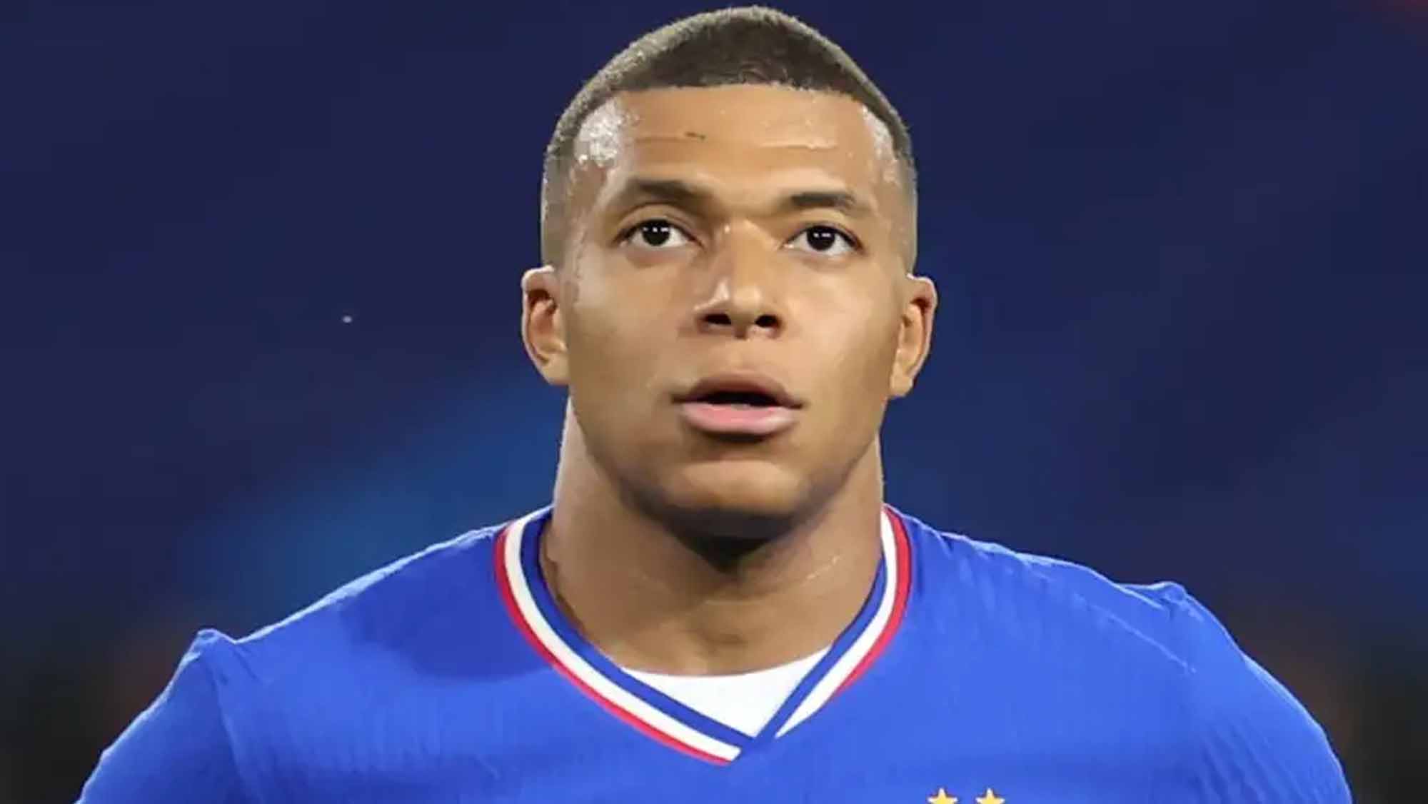 Mbappé serio con Francia