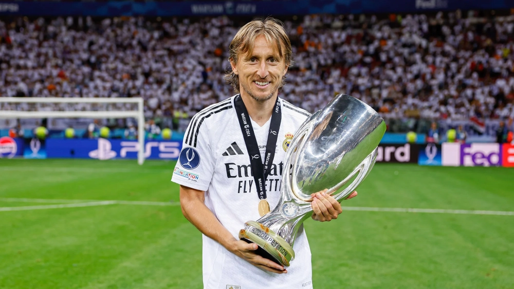 Modric con la Supercopa de Europa