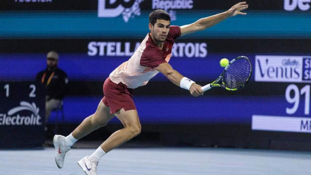 Carlos Alcaraz, intentando hacer un revés contra Goffin.